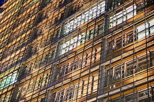 Fassade am Spitzgebäude von Renzo Piano