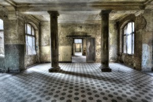 Säulen vor Badehaus Männer