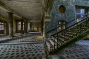 Treppe und Säulen im Badehaus Männer in Beelitz Heilstätten