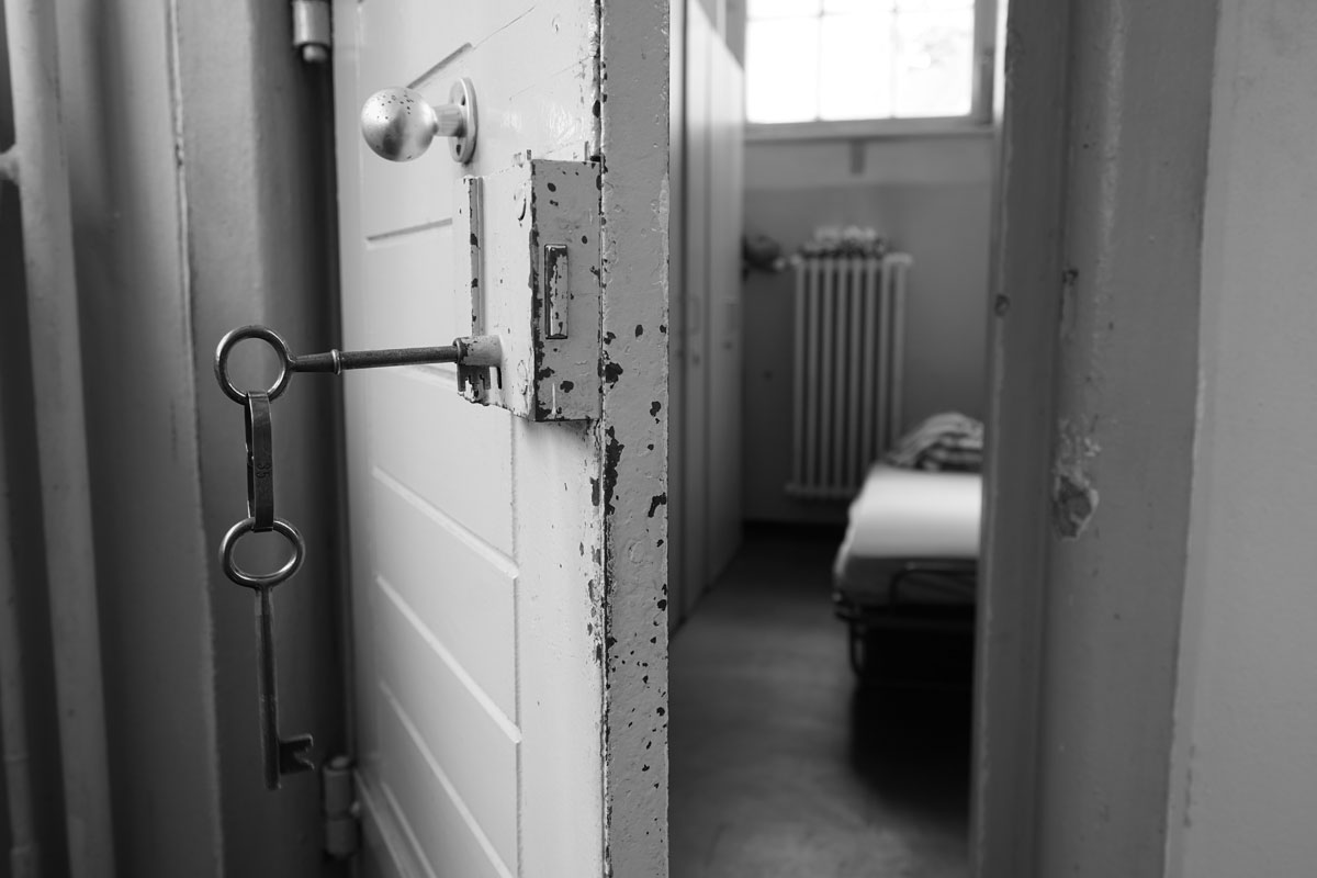Frauengefängnis Schlüssel in Tür